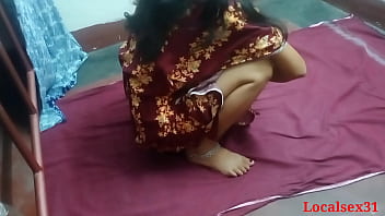 indian aunty removing saree